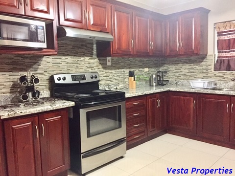 3 Bedroom Townhouse Overlookin..