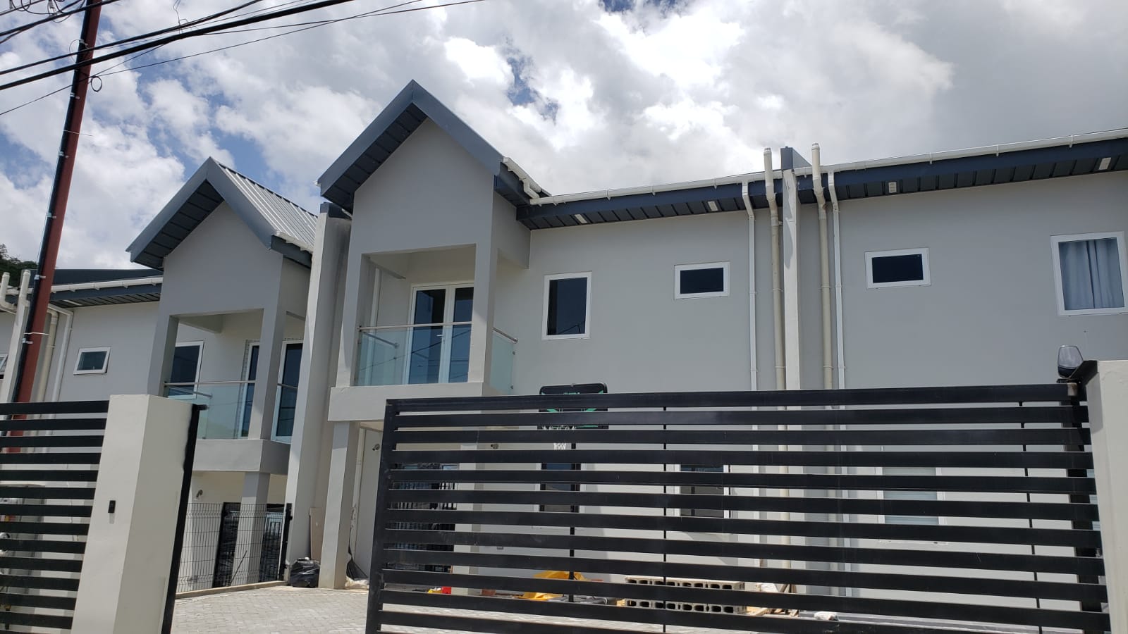 New Modern 4 Bed, 3.5 Bath Tow..