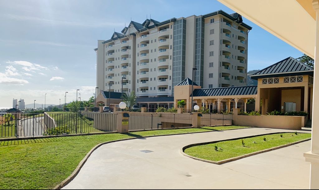 VICTORIA KEYES - 3 BEDROOM APT